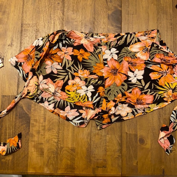 Billabong Shorts - Picture 3 of 4